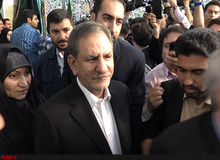 اسحاق جهانگیری حسینیه ارشاد را برای رای دادن انتخاب کرد/ استقبال مردم از دکتر جهانگیری 