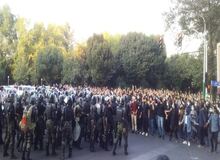 کیهان: پلیس در اروپا و آمریکا با شهروندان برخورد خشن دارد اما در قضایای پاییز گذشته جمهوری اسلامی به پلیس اجازه حمل سلاح نداد