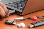 اخطار: هر چیزی را به پورت USB لپ‌تاپ خود وصل نکنید!