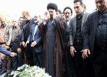 تصویر اقامه نماز میت بهرام شفیع توسط سید حسن خمینی/ آخرین وداع با پسرخاله پدر
