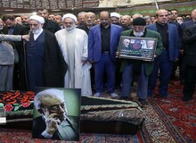 حجت‌الاسلام ناطق نوری بر پیکر مرحوم عسگراولادی نماز خواند+ تصاویر