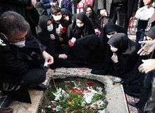 تصاویر / آخرین وداع خانواده دانشمند ایرانی بر سر مزار وی