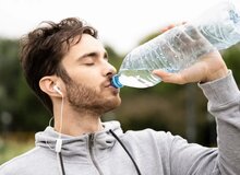 نوشیدن بیش از حد آب چه عوارضی برای بدن دارد؟