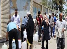 قطعی چند روزه آب در زاهدان؛  مردم در صف آب / گلایه شهروندان: آب برای شستشو هم نداریم 
