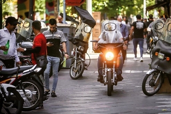 رئیس اتحادیه حمل‌ونقل بار سبک شهری و پیک موتوری تهران: سرنوشت پیک‌های موتوری بعد از بنزین ۱۰ هزار تومانی در ابهام است/ کرایه‌ها هنوز ثابت است/ ۲۵ لیتر سهمیه برای موتورسیکلت کافی نیست