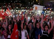 جشن پیروزی اردوغان در مقابل منزلش + فیلم