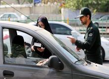 پلیس: راننده‌ای که «کشف حجاب» را در خودروی خود تبلیغ کرده بود دستگیر شد