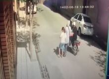 کیف‌قاپی وحشیانه از یک زن در اسلامشهر مقابل چشمان دخترش+فیلم