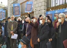 تئاتری‌ها مقابل مجلس تجمع کردند
