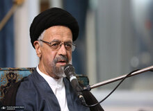 
آیت‌الله موسوی تبریزی: برخی علما با انقلاب و مبارزه علنی با شاه مخالف بودند/ آقای شریعتمداری علیه انقلاب حرفی نزد

