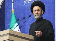 امام جمعه اردبیل: با ذکور خانواده پهلوی حرفی ندارم چون به پدرش رفته/ مادر خانواده سلطنتی با به سن گذاشته و باید راه داماد را دنبال کند