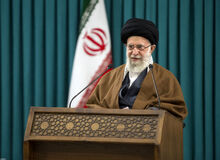 درخواست یک زن از آیت‌الله خامنه‌ای برای تبرک کردن چفیه ایشان + فیلم