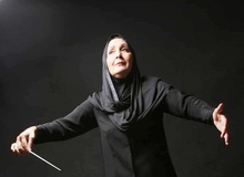 تنها زن رهبر ارکستر ایران در حضور تماشاگران روی صحنه رفت/ نزهت امیری، زن تابوشکن موسیقی ایران کیست؟/ تصاویر