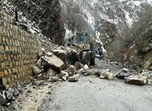 ۳ مصدوم بر اثر ریزش سنگ در محور کندوان