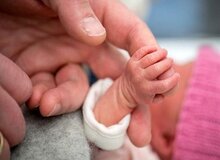 ترخیص نوزاد ۷۰۰ گرمی پس از ۴۸ روز/ عکس