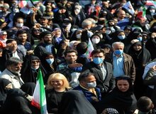 رمزگشایی از حضور زن بی‌حجاب در راهپیمایی ۱۳ آبان/ استفاده تبلیغاتی یا مدارای ملی؟