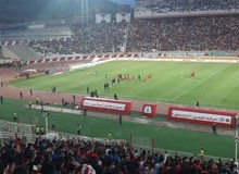 رسمی؛ دیدار پرسپولیس و تراکتور به دلیل سنگ‌پراکنی تماشاگران نیمه‌کاره ماند