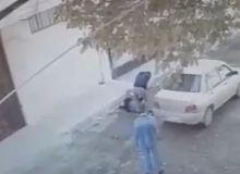 فیلم / خفت‌گیری و سرقت از زن جوان در  کرمانشاه در مقابل چشمان مردم 