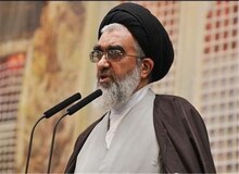 امام‌جمعه قم: برخی از حوزویان، شعار جدایی دین از سیاست می‌دهند؛ این خواسته‌ی انگلیس خبیث است