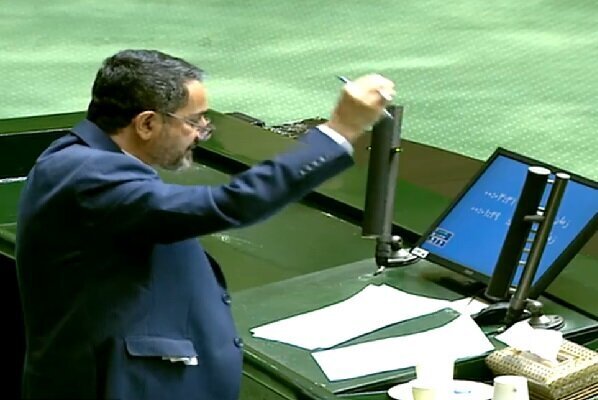  نماینده مجلس تصاویر سران اروپایی را به سطل آشغال ریخت/ شعار نمایندگان: «خامنه‌ای کوثر است دشمن او ابتر است»+ عکس