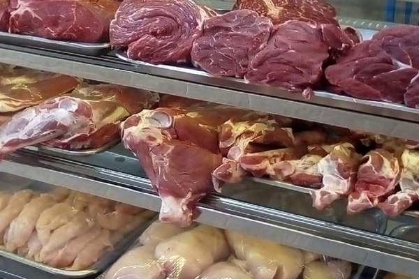 رئیس شورای تامین‌کنندگان گوشت قرمز؛ پای گوشت گاومیش به سفره ایرانی باز شد / کاهش عرضه به دلیل از بین رفتن توان خرید مردم به دلیل گرانی است 