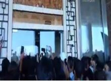   هجوم هواداران رونالدو به پنجره های رو به لابی هتل!+فیلم  