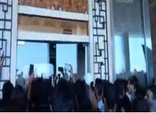   هجوم هواداران رونالدو به پنجره های رو به لابی هتل!+فیلم  