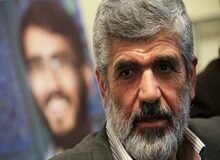 پدر شهید احمدی روشن: شجریان خیانت کار به مردم ایران است/ اگر این تابلو نصب شود مجددا آن را مخدوش خواهیم کرد
