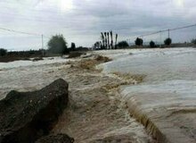محبوس شدن ۱۰ نفر در خودروی سنگین گرفتار در سیل تنگه کنارک