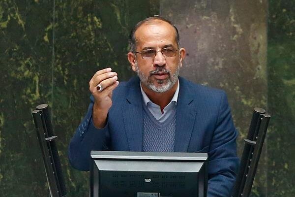 انتقاد شدید یک نماینده از گرانی دارو/ عضو هیئت رئیسه مجلس: دارویی که قیمت آن ۴۵ هزار تومان درج شده، با رقم ۱۱۰ هزار تومان به فروش می‌رسد