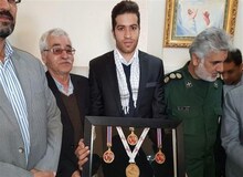 مدال‌های سریع‌ترین مرد ایران به موزه آستان قدس رضوی اهدا شد