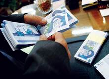 احتمال تعیین دستمزد کارگران بعد از عـید/ بیش از ۸۰ درصد کارگران حداقل بگیرند و یک میلیون و ۲۰۰ هزار تومان حقوق می‌گیرند
