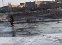 فداکاری معلم سرابی؛ خانم معلم دانش‌آموزانش را بر دوش از رودخانه می‌برد+ فیلم 