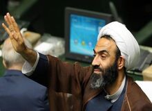 یک نماینده طومار مبارزه با بدحجابی را در مجلس نصب کرد +عکس