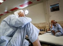 بستن دست دو معتاد در یک مرکز ترک اعتیاد در استان فارس / معاون دادستان شیراز: سه نفر بازداشت شدند / اقدام آنها موجب وارد شدن آسیب جدی به مچ دست و انگشت معتادان شده