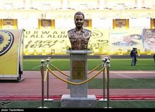 مجسمه سردار سلیمانی از ورزشگاه نقش جهان جمع آوری شود+ عکس 