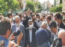  ورود احمدی‌نژاد به ستاد انتخابات وزارت کشور به همراه طرفدارانش و با شعار " اصلاح طلب اصولگرا دیگه تموم ماجرا"+فیلم 