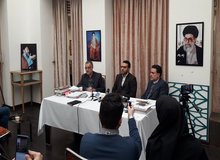 تلویزیون بجای نمایش خواننده ها و شومن های بیمزه، مناظره پخش کند
