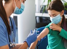 آبله میمون چگونه منتقل می‌شود و چه کسانی باید واکسن آبله میمون بزنند؟