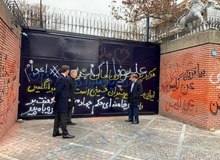 پشت پرده شعار نویسی روی دیوار سفارت انگلستان کیست؟/ بی‌ادبی در اعتراضات دانشگاه بد است، روی دیوار سفارت خارجی خوب؟!